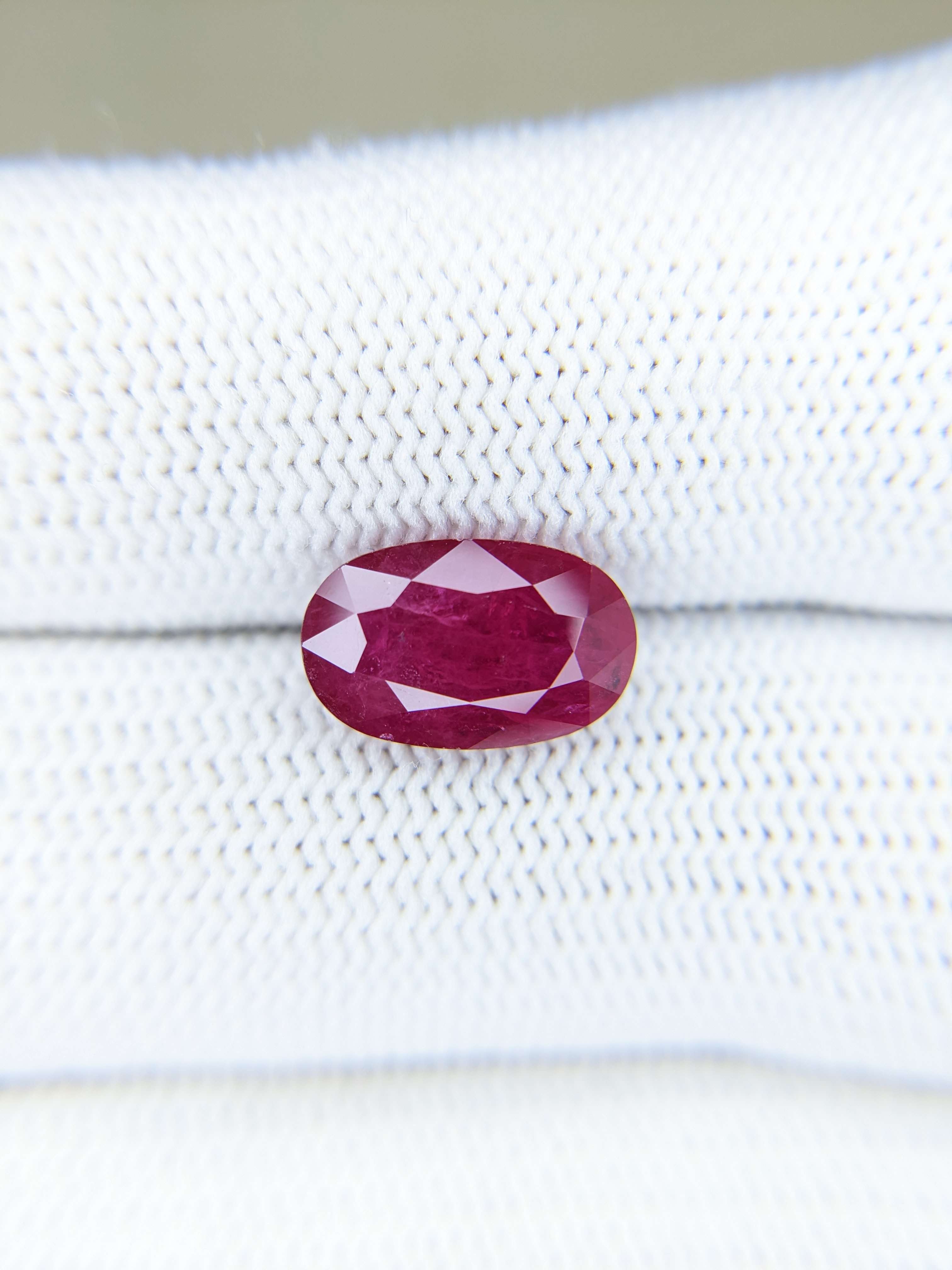 RUBY Oval: 4.05ct