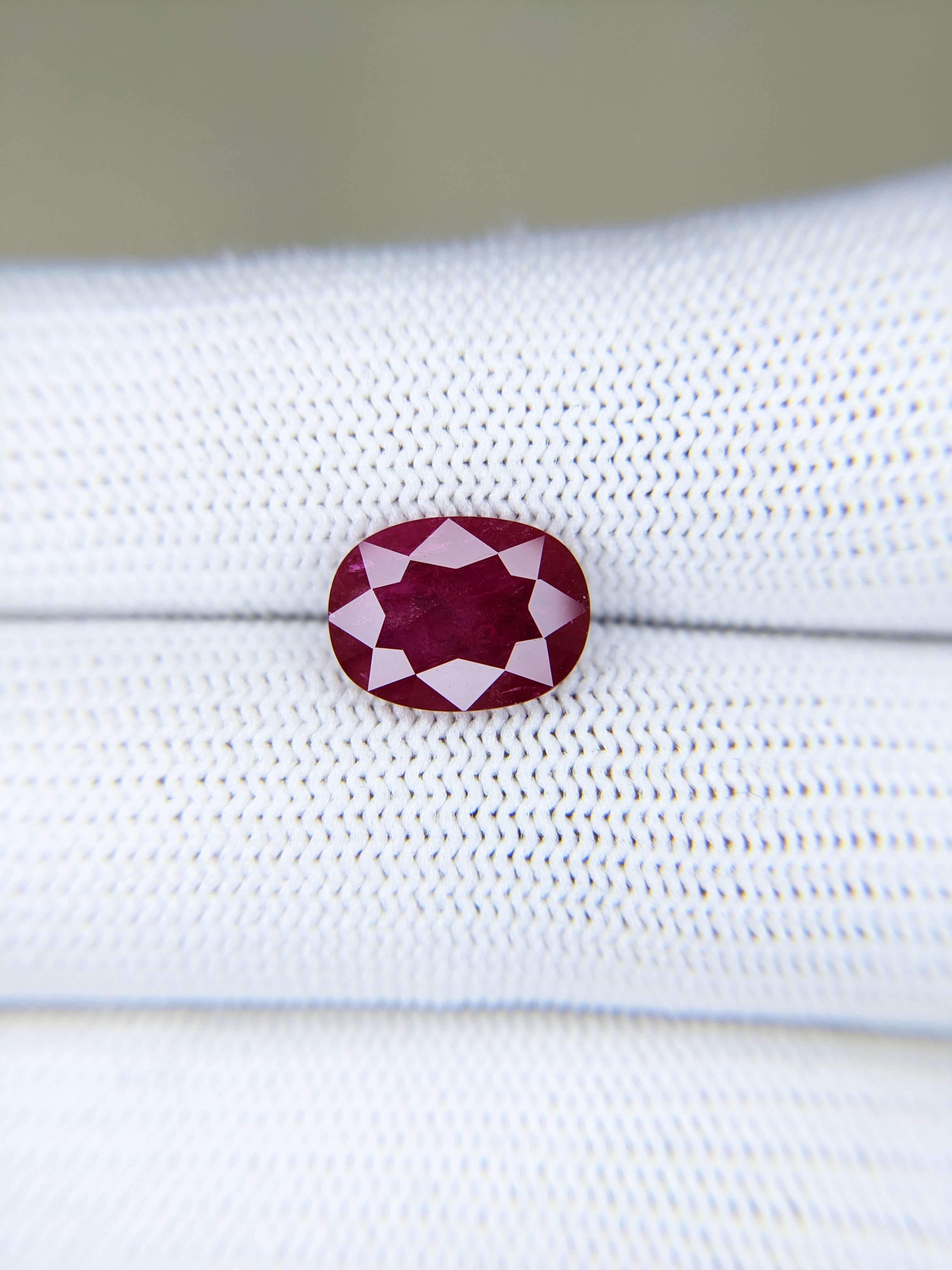 RUBY Oval: 3.80ct