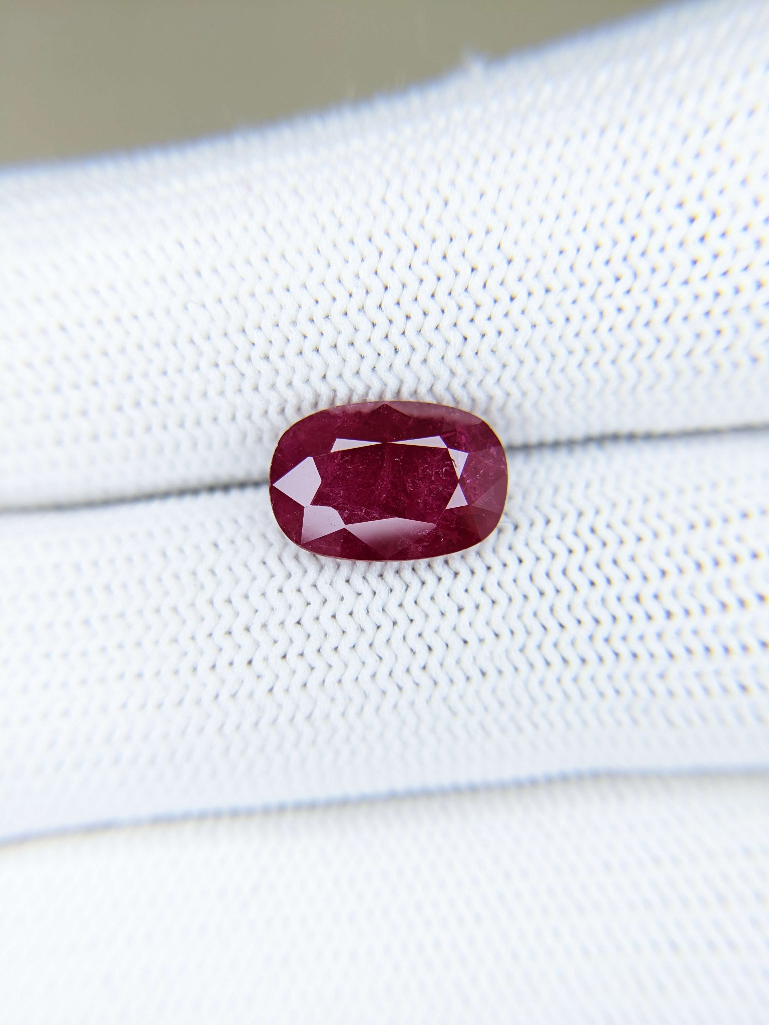 RUBY Oval: 3.64ct
