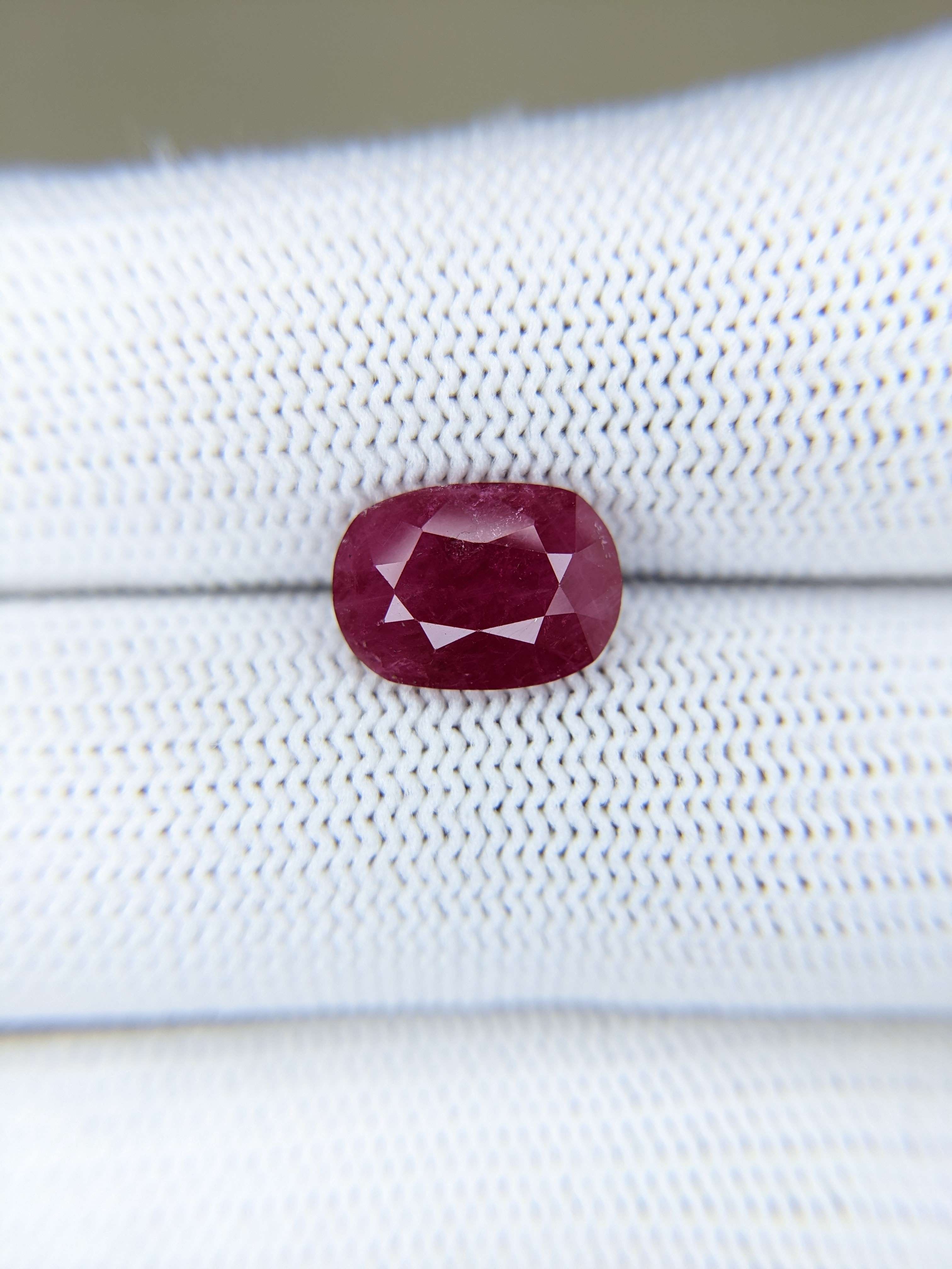 RUBY Oval: 3.77ct