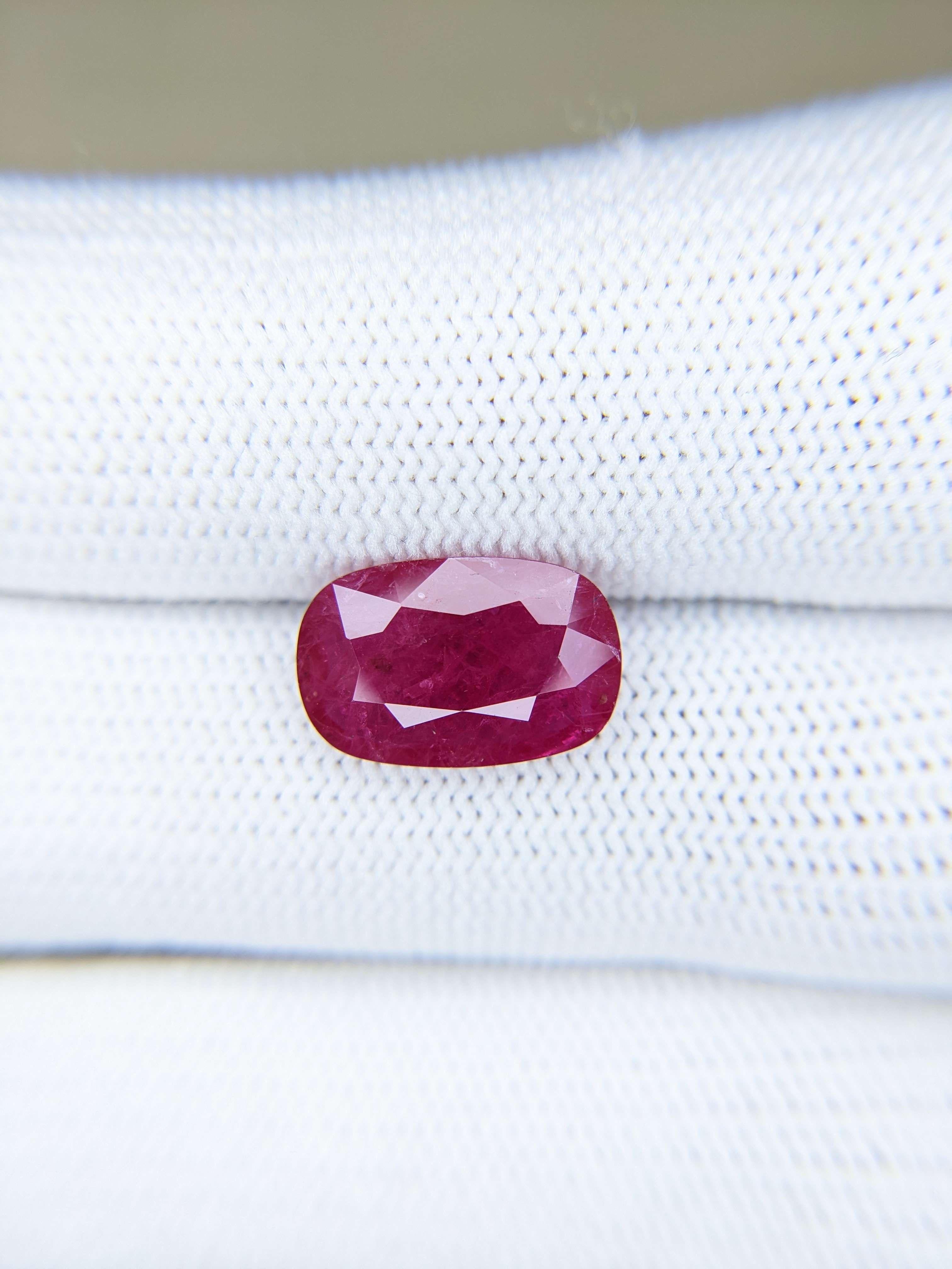 RUBY Oval: 4.66ct