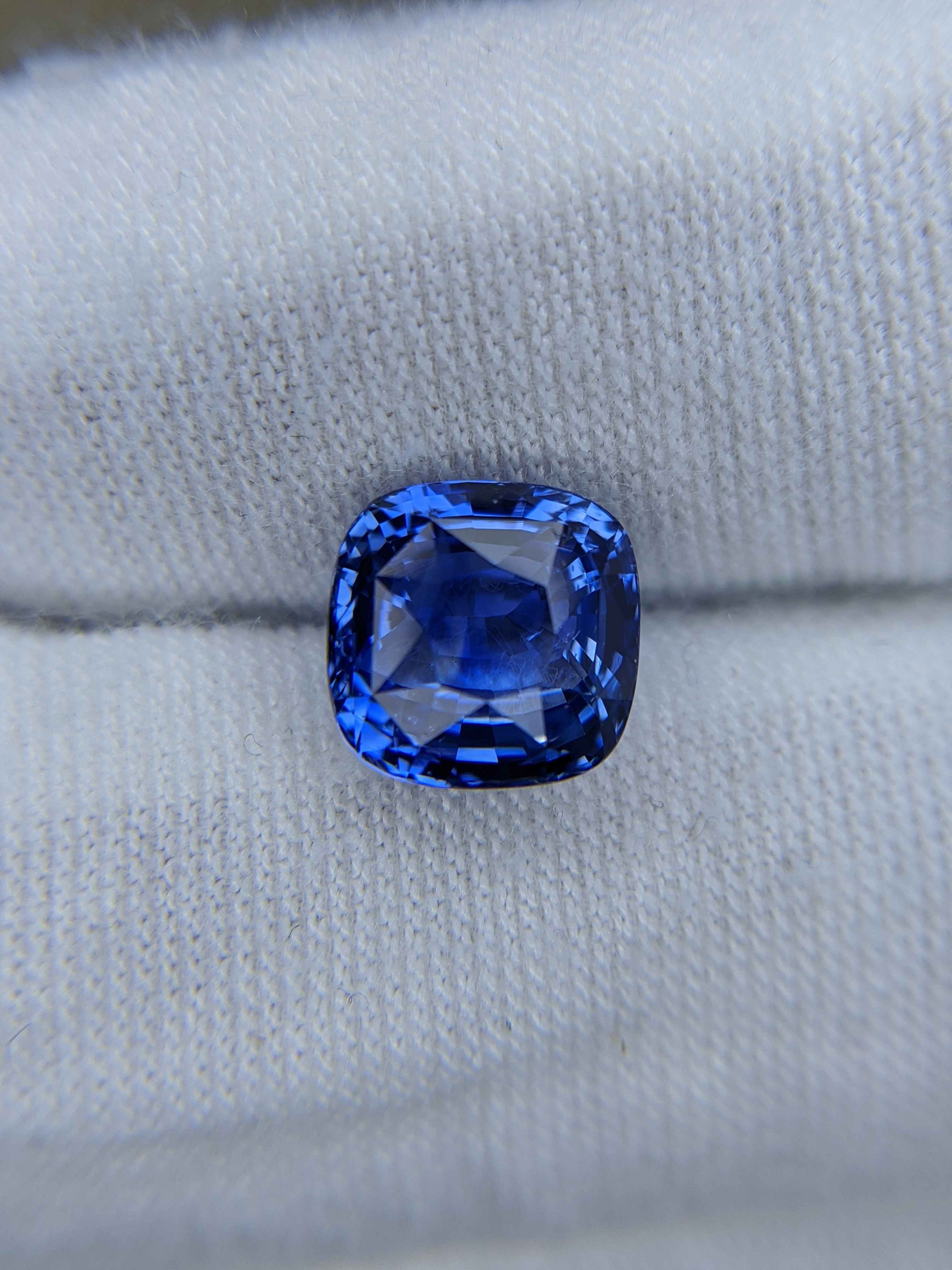Blue Sapphire Cushion: 3.26ct