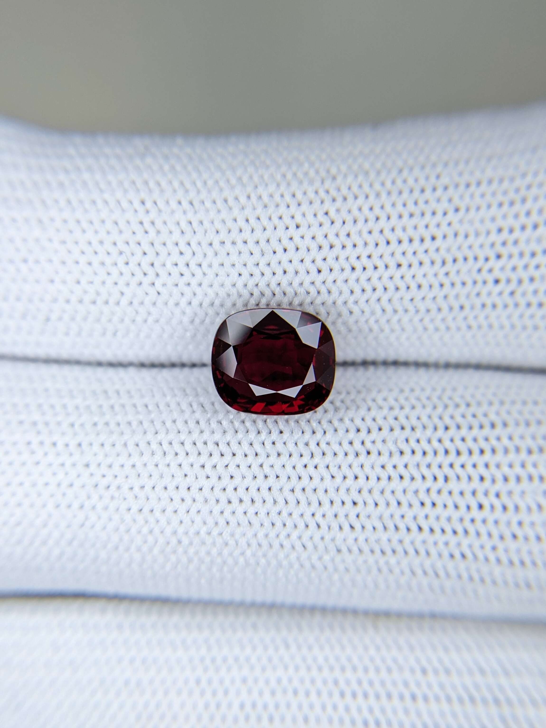 Ruby Cushion : 3ct