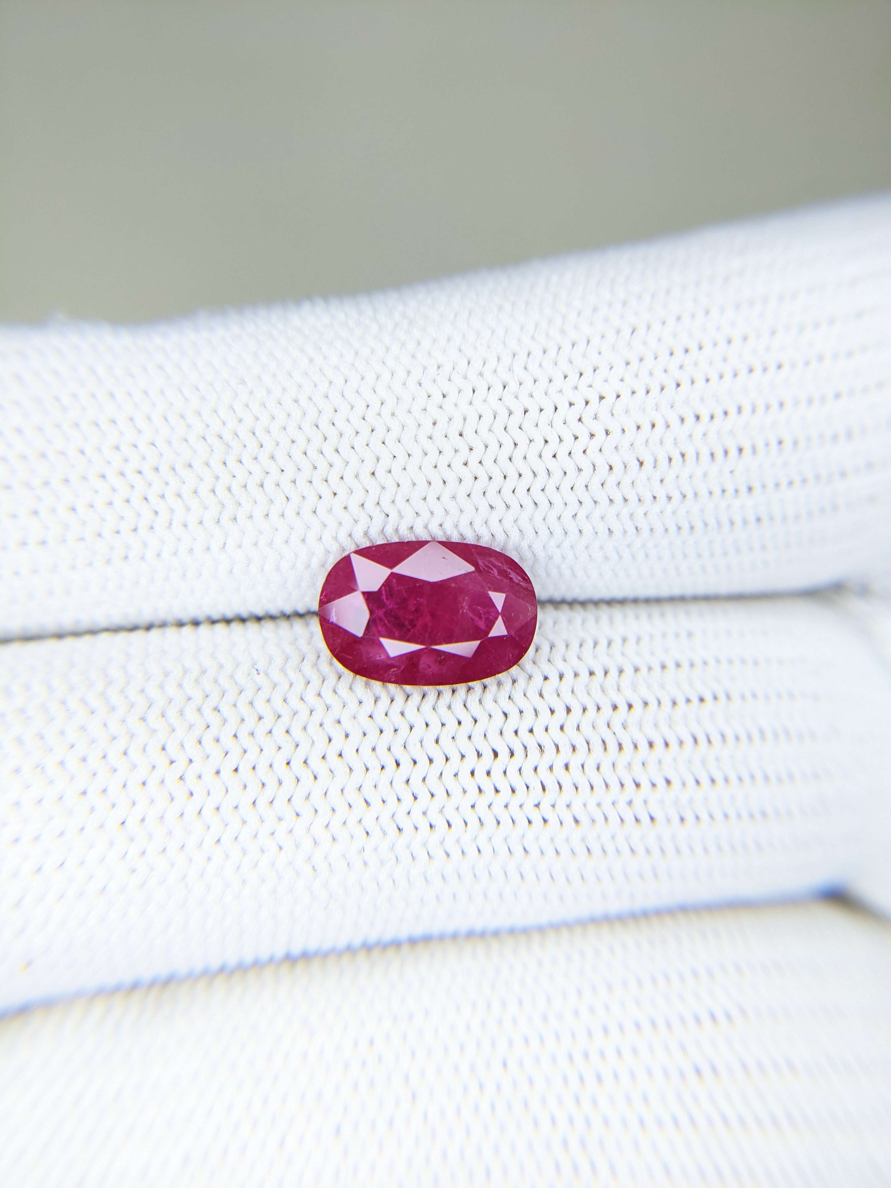 RUBY Oval: 3.09ct