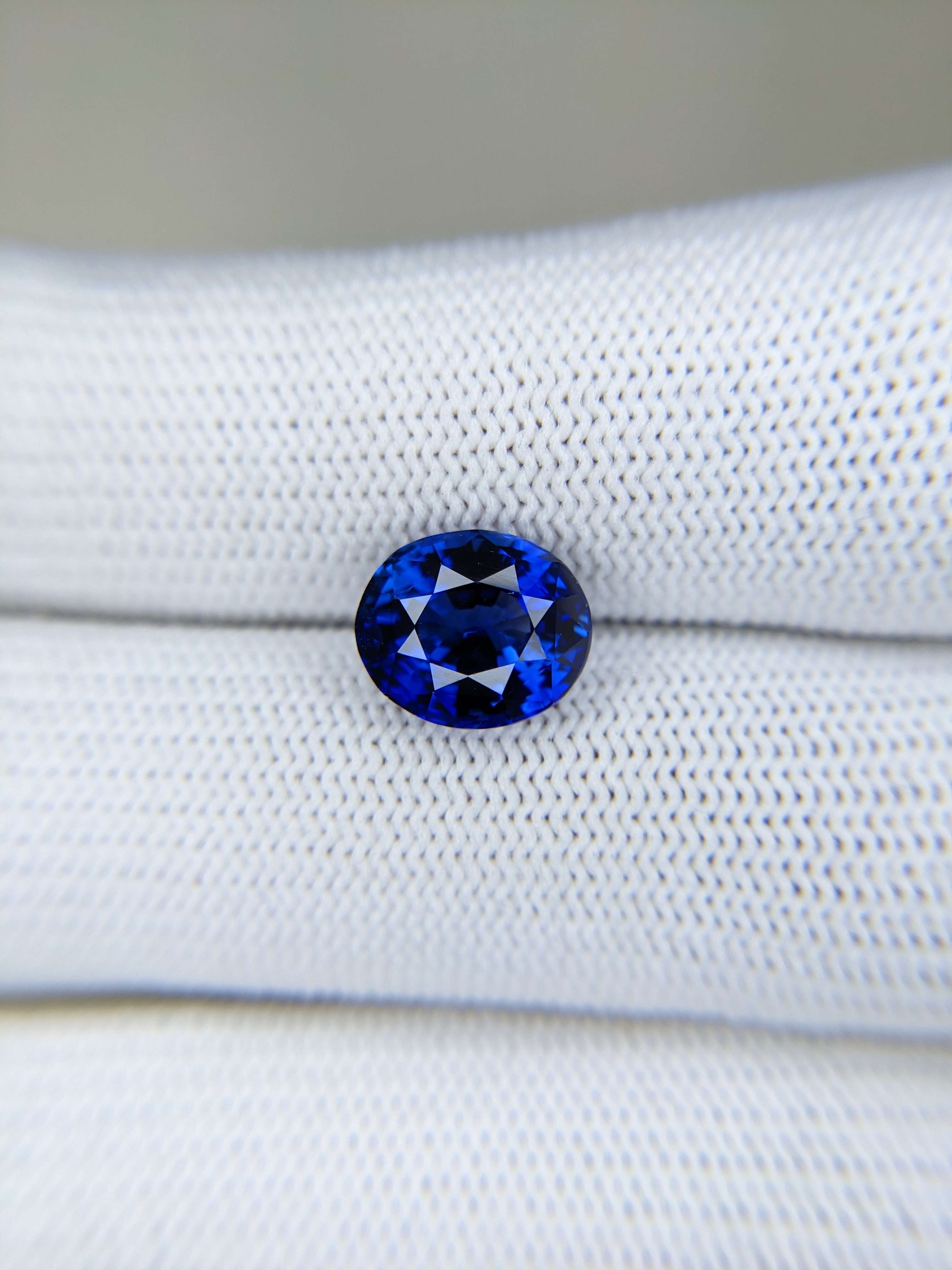 Sapphire Oval: 4.42ct