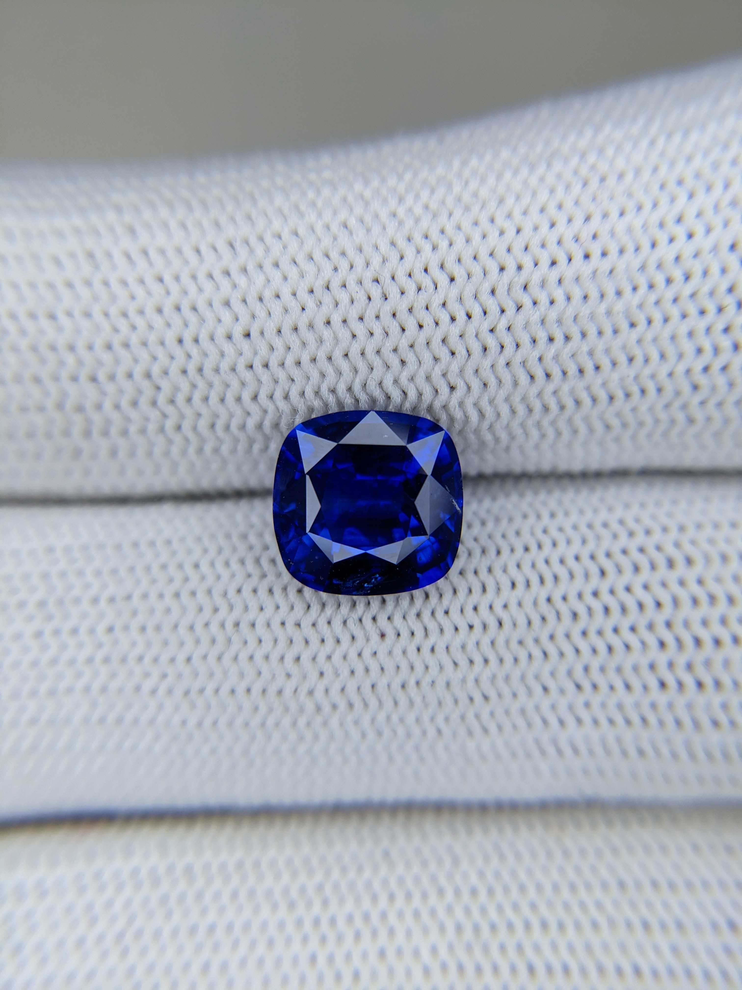 Sapphire Cushion: 3.77ct