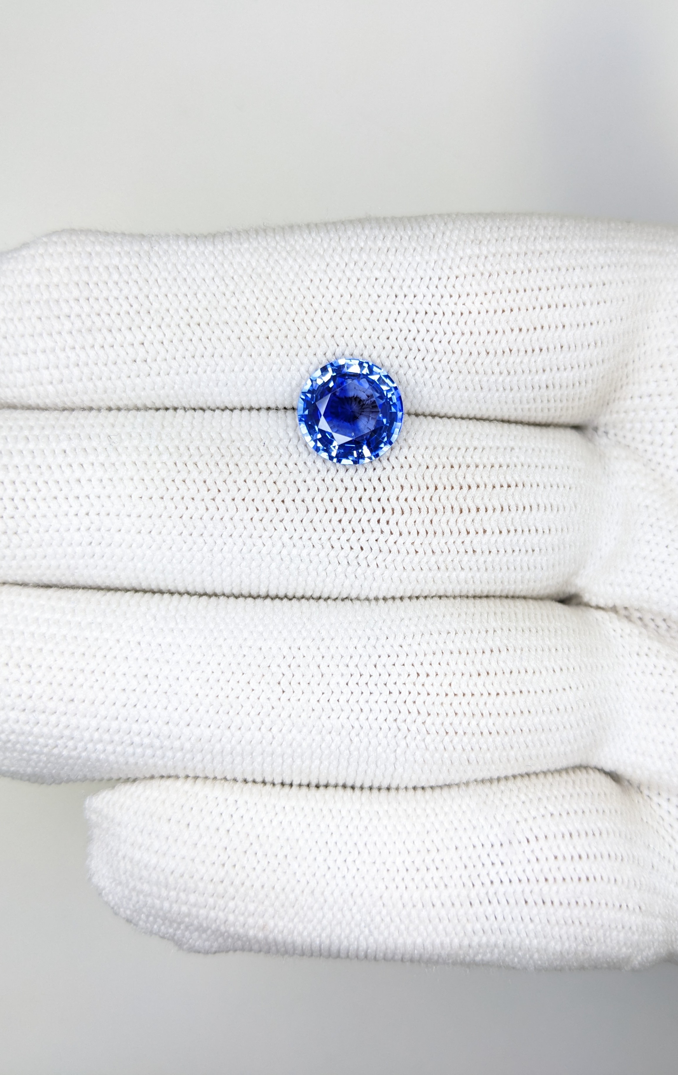 Sapphire Round: 3.37ct