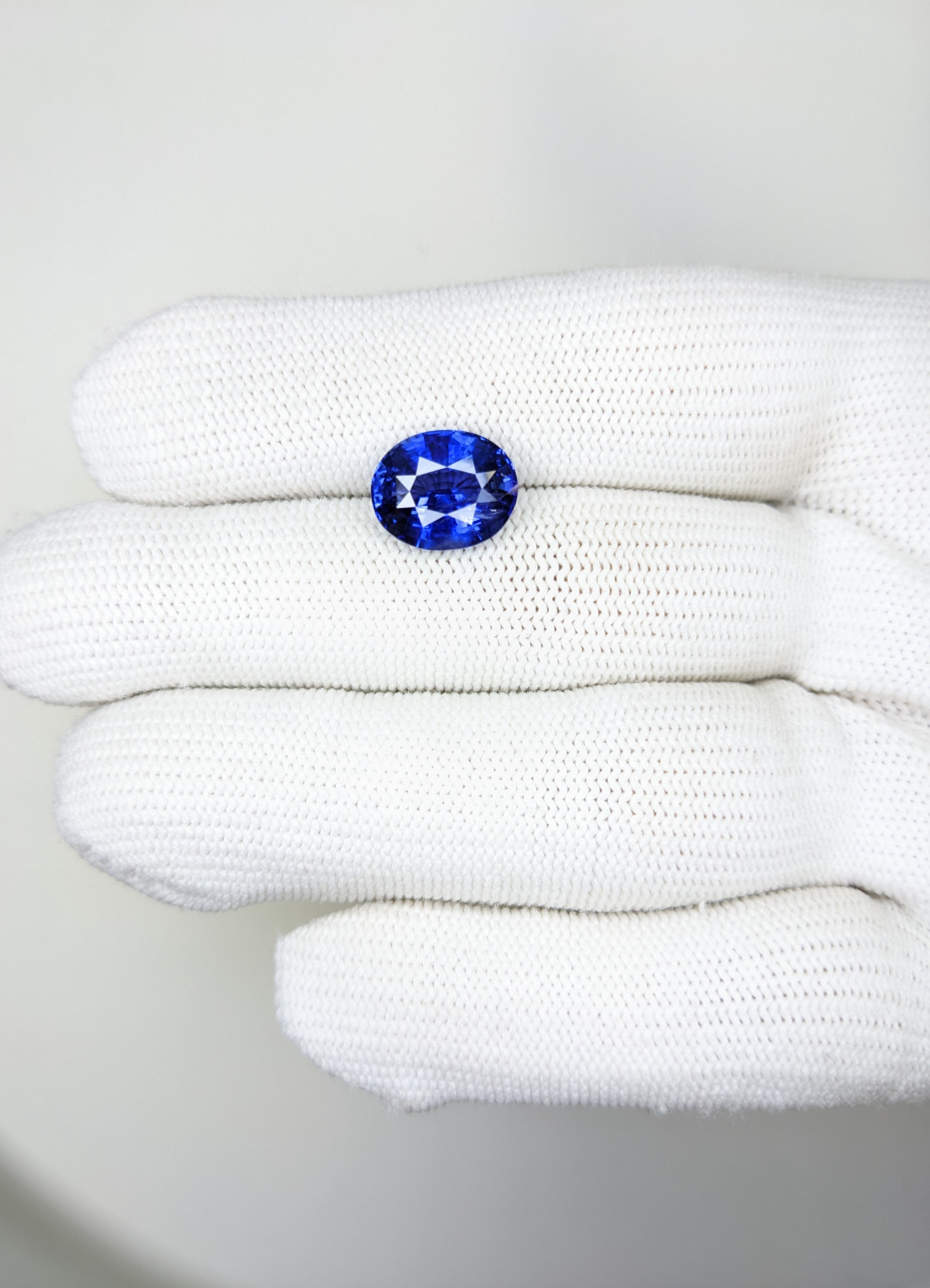 Sapphire Oval: 6.03ct