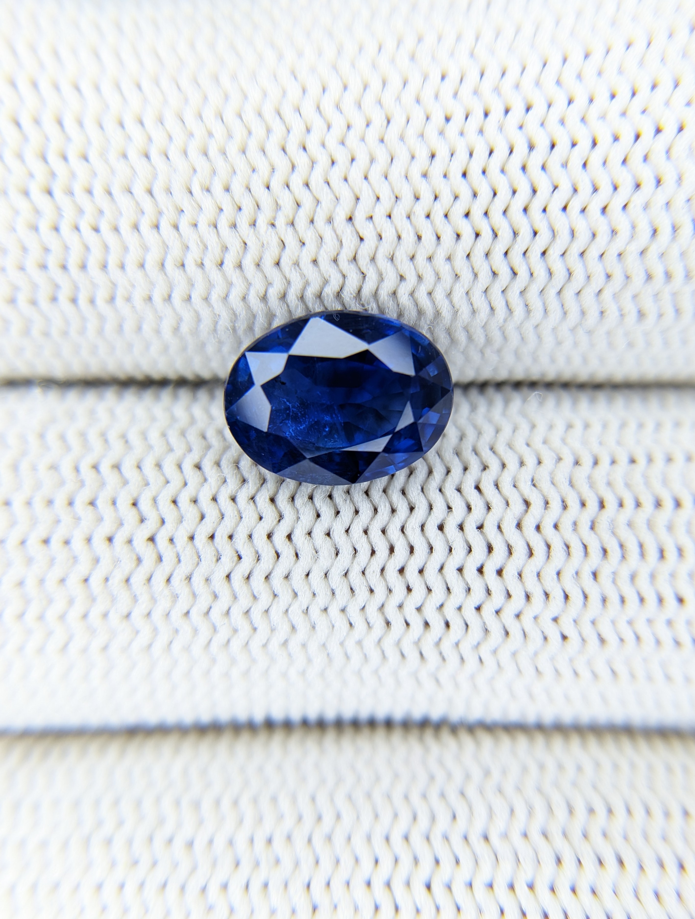 Sapphire Oval: 3.24ct